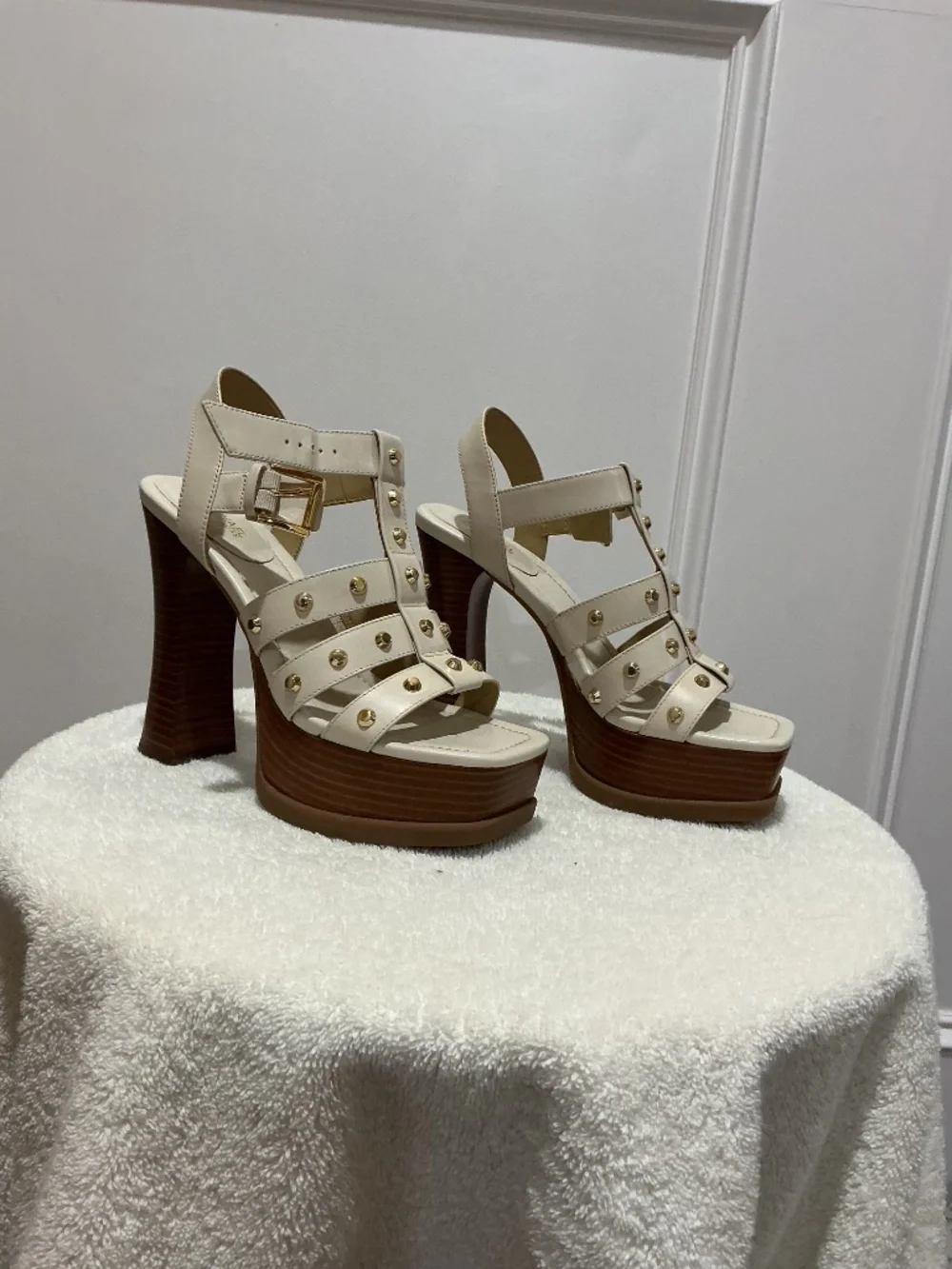 MICHAEL Michael Kors Women's Jagger Studded Platform Sandal Heels Cream 7M